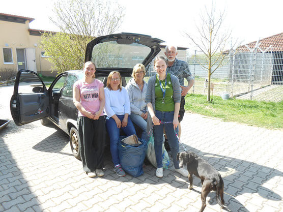 Doris und Jaqueline Wenzel spenden an das Tierheim Unternesselbach